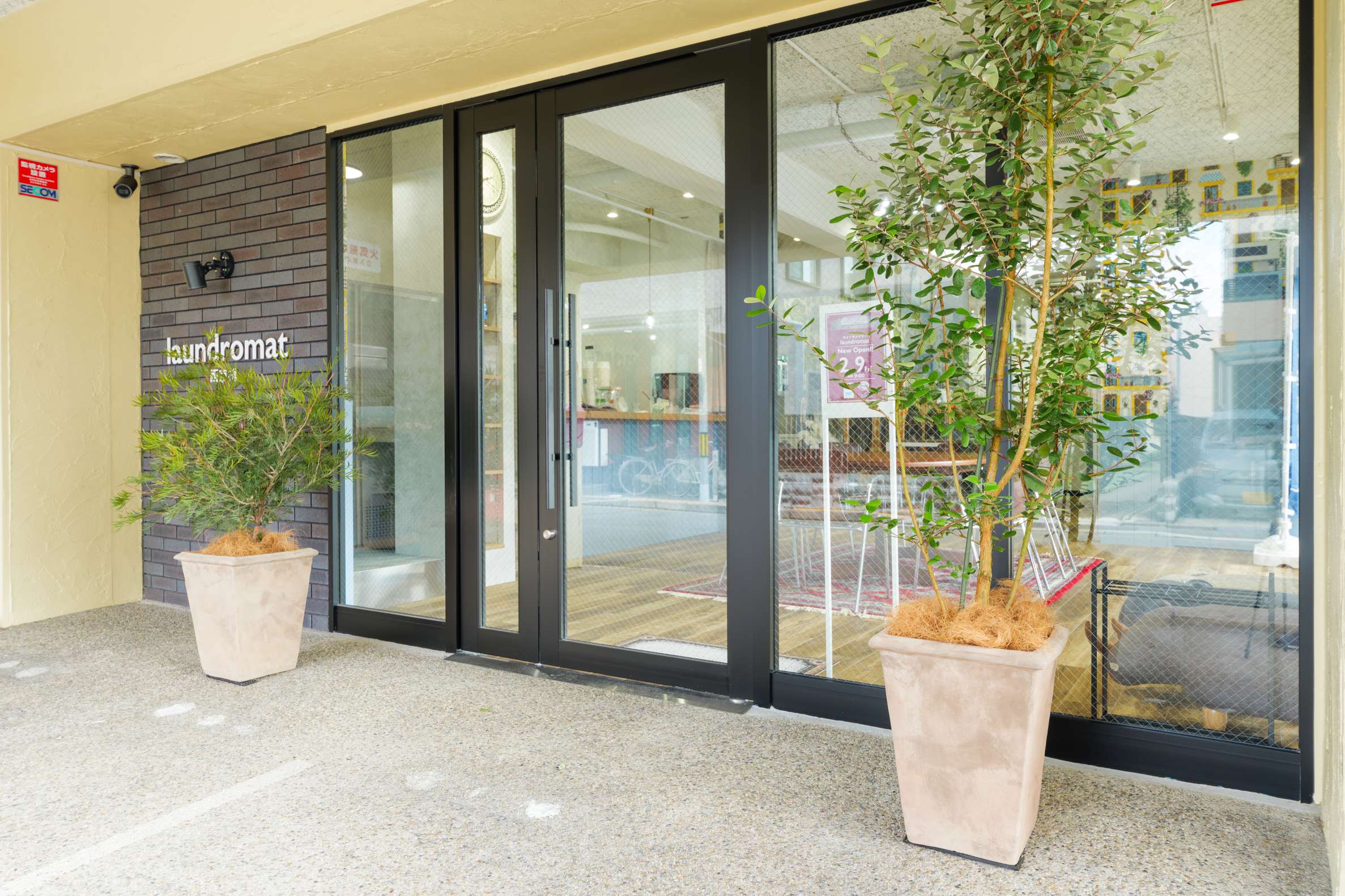 店舗の前に専用駐車場を用意 | 京都府京都市のコインランドリーならlaundromat(ランドロマット)西京極